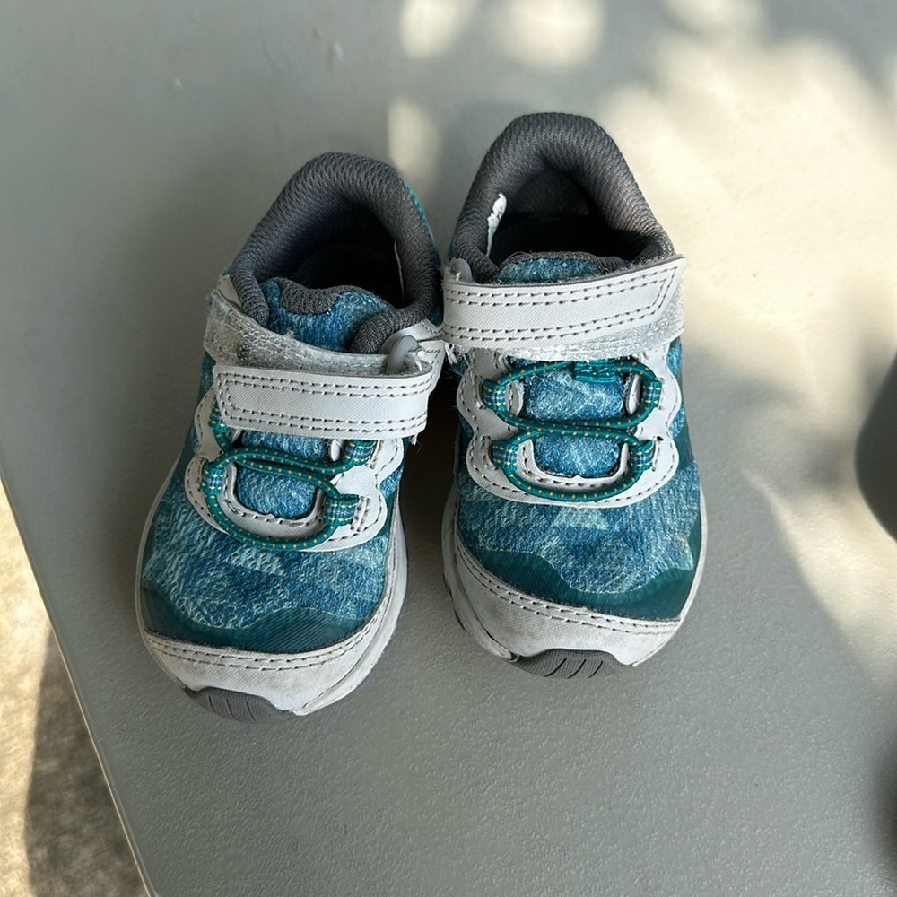 Merrill toddler size 5 tennis shoes